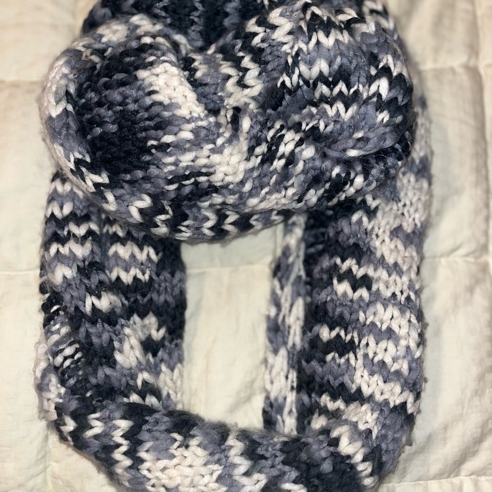 Isaac Mizrahi Chunky Knit Black and White Eternity Scarf